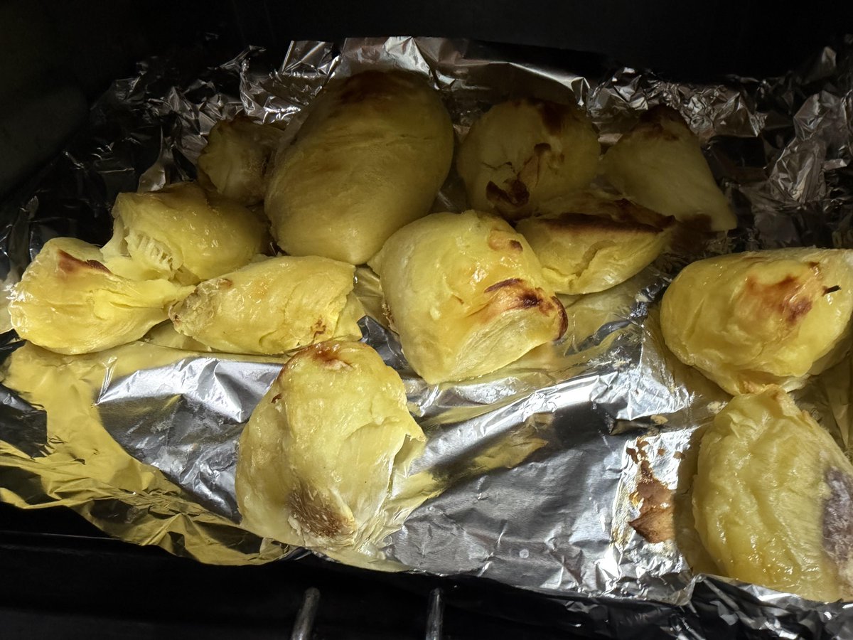softasakaze's tweet photo. If the durian you bought isn't ripe, you can bake it in the oven; it tastes amazing.😃 https://t.co/xtfnItvv1B