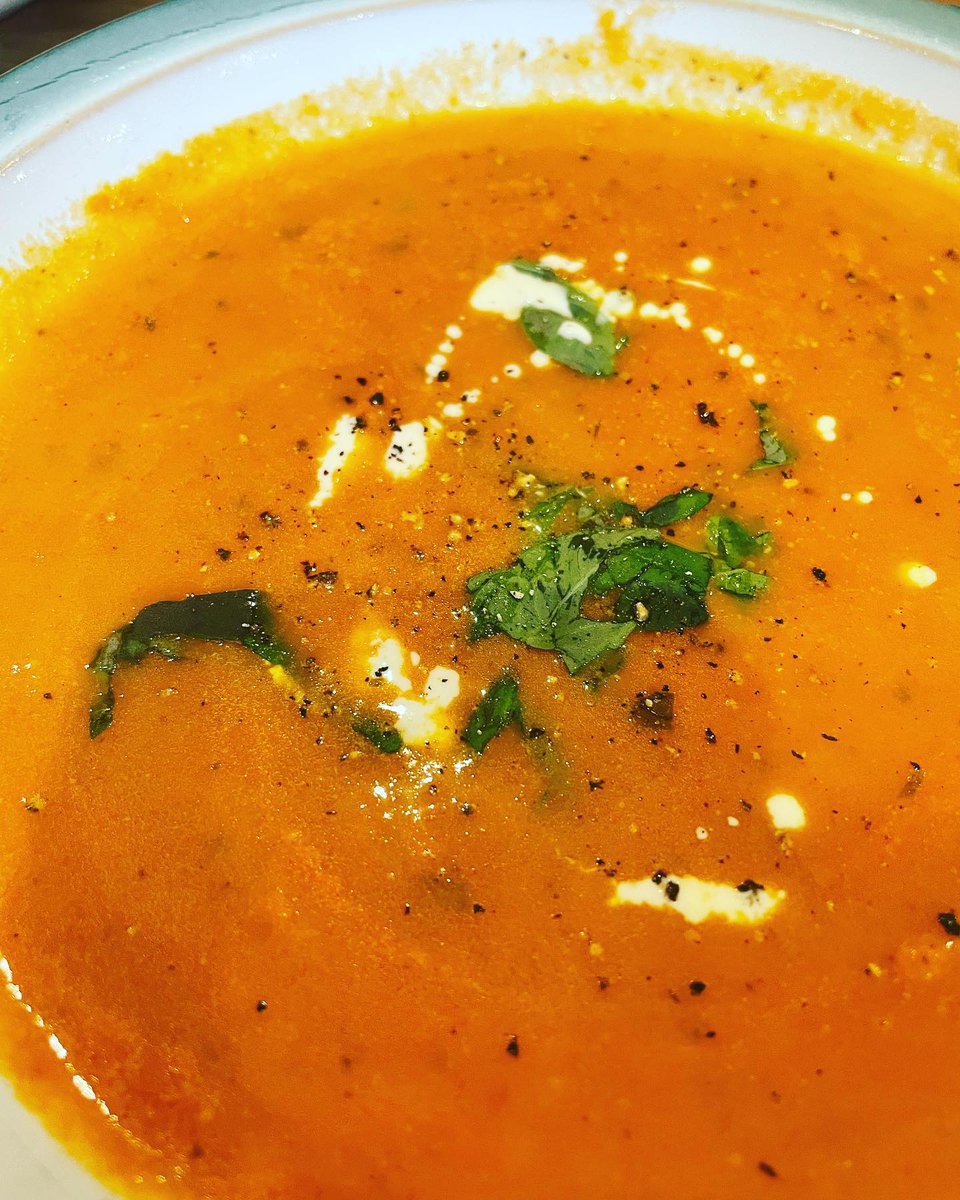 RamiroHermtrx's tweet photo. Homemade basil and tomato soup with buffalo mozzarella, basil and tomato ciabatta on the side. Lunch heaven. https://t.co/eSfCOM6PwO