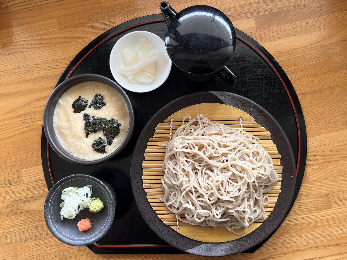 kaisendon1979's tweet photo. とろろご飯がおいしかった。とろろにお味噌まぜてるんですね😋 https://t.co/5qSw7taSsV