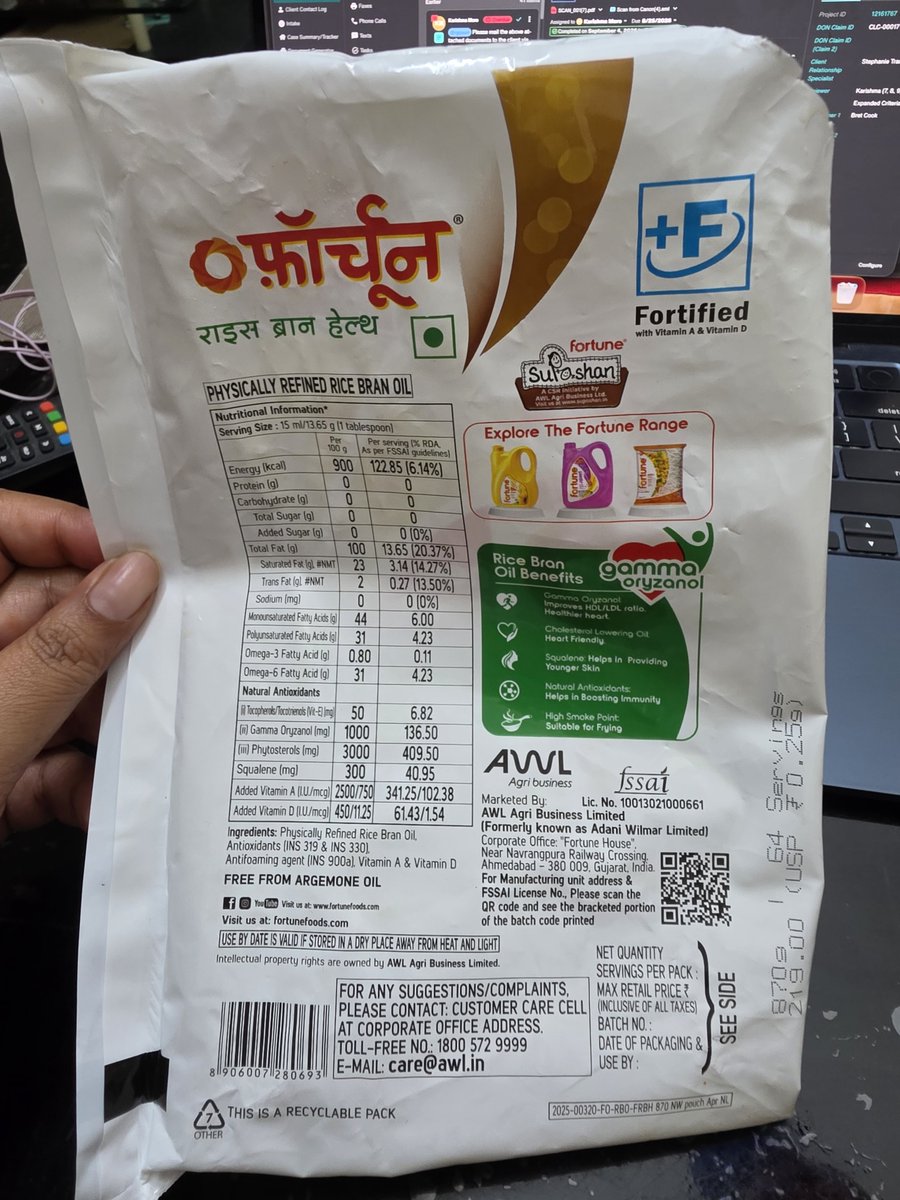 Ksmore17's tweet photo. @FortuneFoods @Tukaram_IndIAS
Is this what consumers are supposed to receive as Fortune Rice Bran Health Oil?The oil from a newly opened pack appears unusually dark and has visible particles/bubbles in it. The packaging and batch details are clearly visible in the attached photos https://t.co/eA5sWhGUu3
