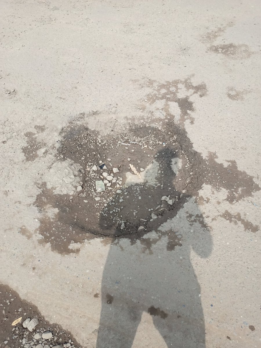 GopalKohli's tweet photo. कालका (हरियाणा) में ROB सड़क की खराब हालत के कारण गाड़ी चलाने में खतरनाक जोखिम, गाड़ियों को नुकसान और ट्रैफिक में भारी देरी जैसी समस्याएं हो रही हैं। कृप्या संज्ञान लें ताकि बड़ी दुर्घटनाओं से बचा जा सके। @cmohry @HaryanaPwd @dc_pkl https://t.co/D6BJe2XVRq