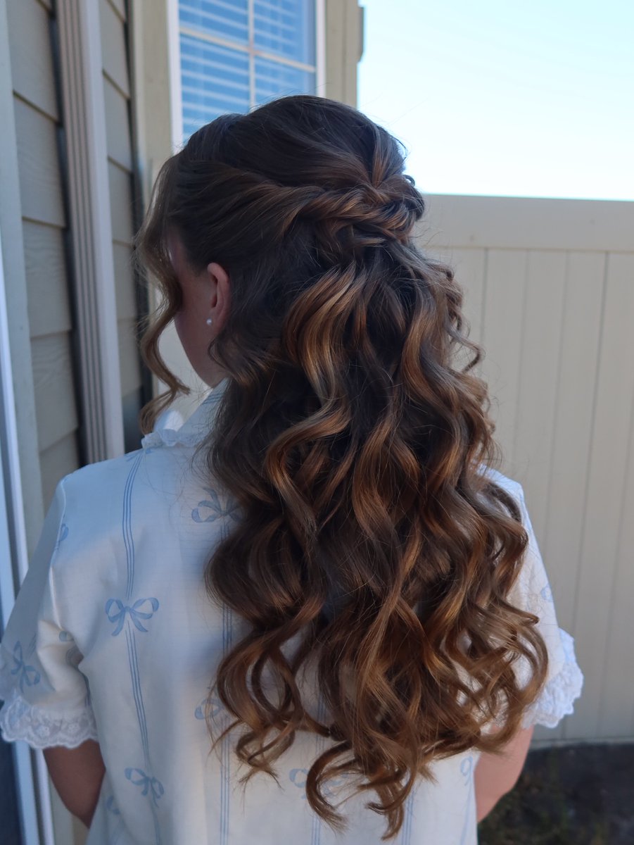VictoriaBebv0c4's tweet photo. Just another absolutely gorgeous half-up hairstyle. https://t.co/fEEoxvyeLQ