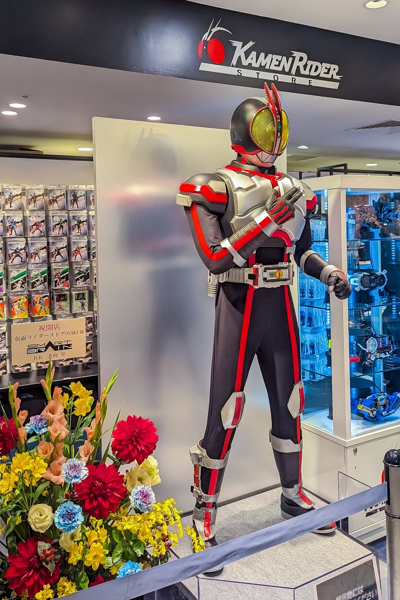 mire_tokusatu's tweet photo. 仮面ライダーストア名古屋のストマック社で話題になってるけど
大阪はスマートブレインの北崎社長でしたよ https://t.co/vTFqhDXDKy