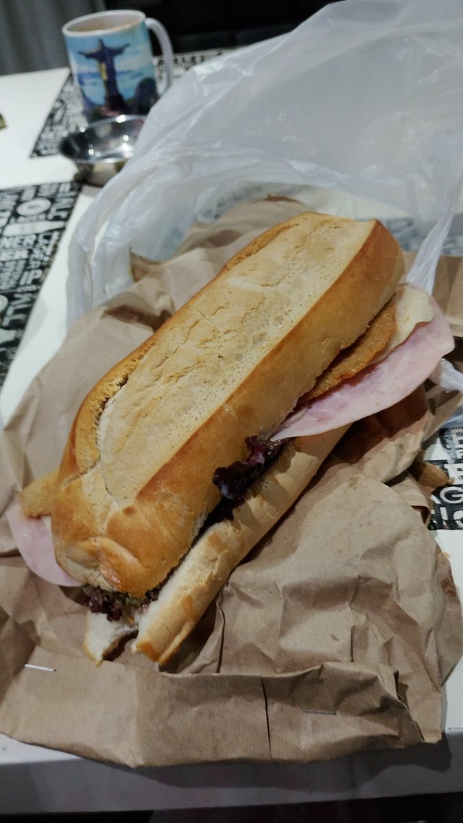 sanguchiro's tweet photo. al final tuve q cancelar el pedido del sushi y comprarme esto xq era uno d los unicos locales abiertos y mi vieja no quería macdonalds y nada rappi ojala se les funda su empresa d mierda https://t.co/3G0e8q1t2l
