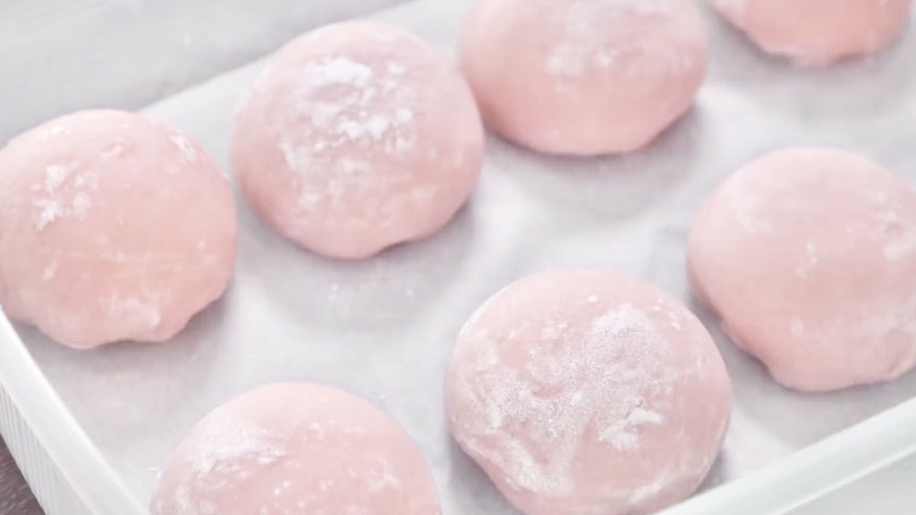 keonpuppy's tweet photo. how to make strawberry mochi in 4 steps 🍓🍡 https://t.co/wlH7vhabvc