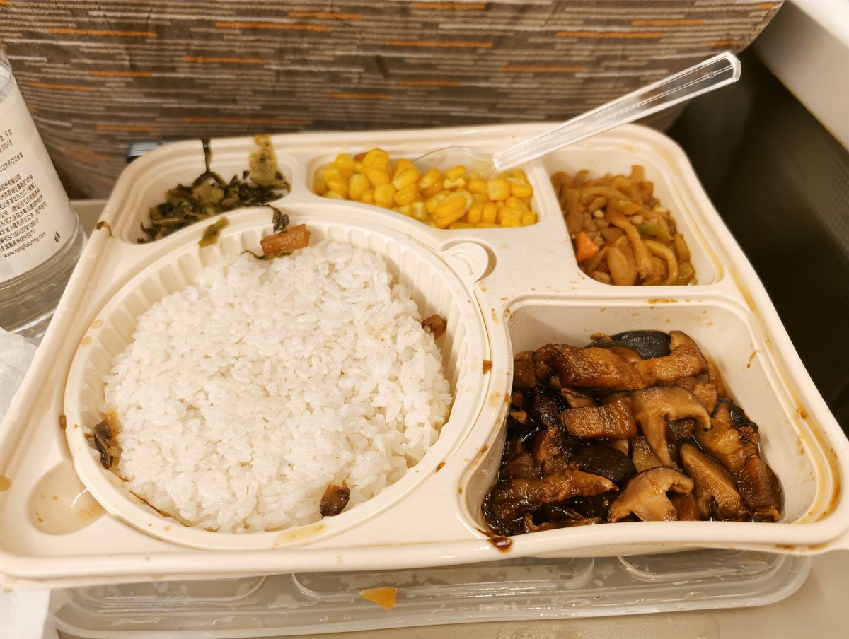 sudosan's tweet photo. 中国人の暖かい飯にかける情熱は凄まじい。

新幹線の中で腹が減ったら座席についたQRを読み取ると、食堂車から温かいご飯を持ってきてくれる。(まず食堂車があるのが便利)

また、停車駅にある駅ナカの店の飯を持ってきてくれるサービスもある https://t.co/tMpUJFjmP9
