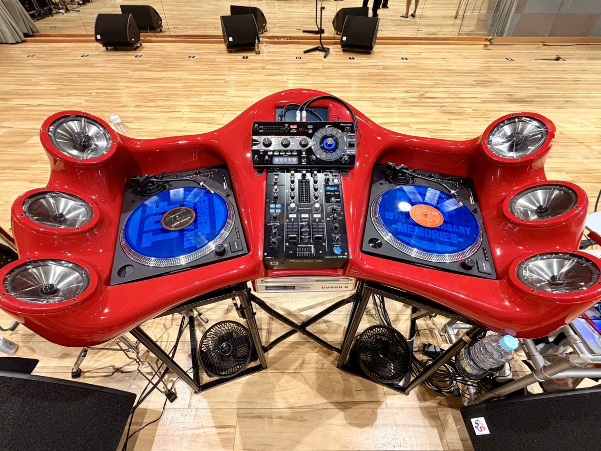 DJKOO_official's tweet photo. TRF！スタジオリハーサル！久々！
活動34年目になるけど皆変わらないなぁって思う
そりゃ、昔とは違うけど(僕が1番変化してるけどw)
5人集まった時の安心感はより高まってます！！

HI-PLEX DJ Booth も健在！！

9月はTOMAKOMAI MIRAI FESTにも出演します
https://t.co/jSwmbKYtva

EZ DO DANCE！！

#TRF 
#DJKOO