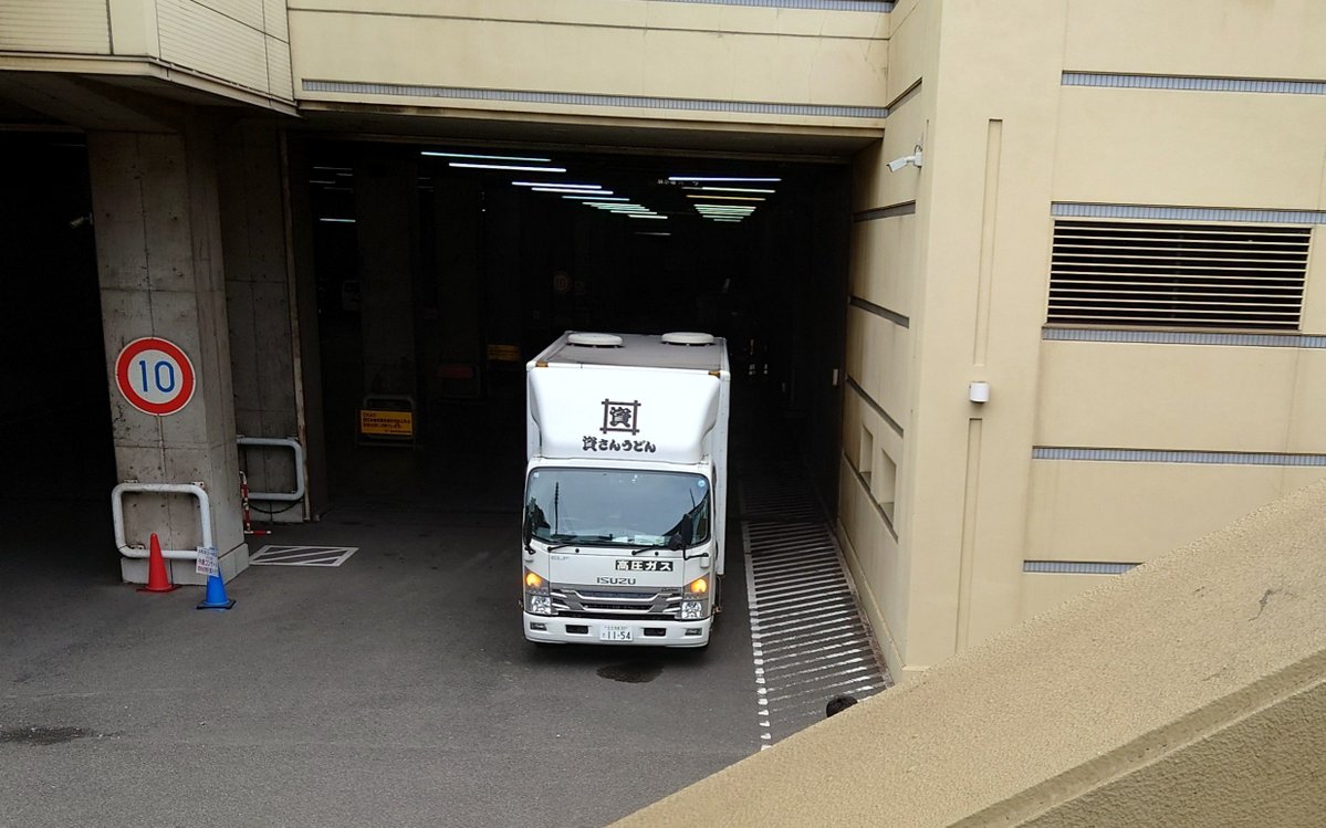 daisukinaorange's tweet photo. グッズだけ買いに来たら、北九州メッセの下に資さんうどんのトラックを発見。
帝コンのケータリングに資さんうどんがあるんや😆 https://t.co/ahToph707J