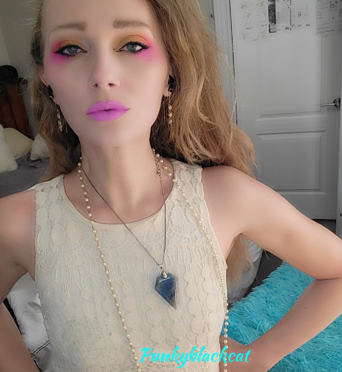 punkblackcat1's tweet photo. Haven't had much time to take new pics. So here's a semi-new one.
#findom #dominant #pinklipstick #punky #curlyhair #blueeyes https://t.co/FPcCxTq9S8