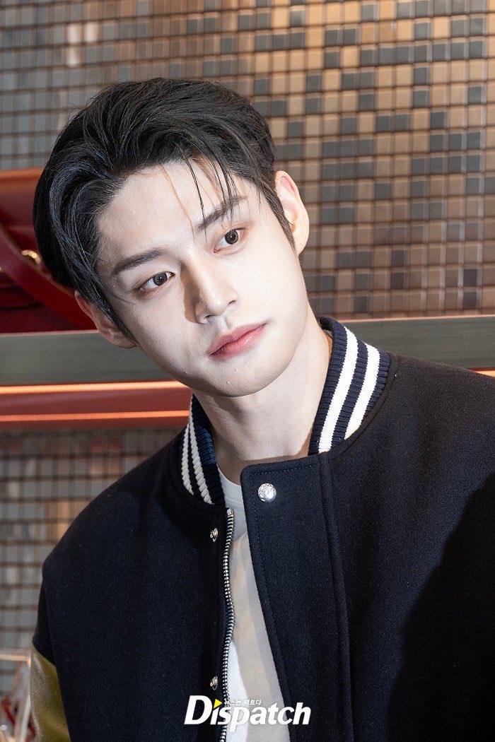 Ohsaybabe's tweet photo. คิมจีอุง #KIMJIWOONG #ZEROBASEONE เดบิวต์จอเงินเป็นครั้งแรกกับภาพยนตร์ที่มีชื่อว่า Siren (사이렌)

ทางสื่ออย่าง Dispatch ได้สอบถามไปยังต้นสังกัดของคิมจีอุง ซึ่งทาง Nest Management ได้ให้ข้อมูลเพิ่มเติมเกี่ยวกับผลงานการแสดงเรื่องล่าสุดของคิมจีอุงด้วย ซึ่งทางต้นสังกัดกล่าวว่าคิมจีอุงกำลังเตรียมตัวอย่างหนักสำหรับการรับบทนำในเรื่องนี้ ซึ่งเป็นภาพยนตร์เรื่องแรกของเขา และจะเริ่มเปิดกล้องถ่ายทำในเร็วๆ นี้

ซึ่งหลังจากที่ภาพยนตร์เรื่องนี้ได้ออกฉายแล้ว ทางทีมผู้สร้าง Take One Studio จะทำการเผยแพร่ผ่านทางแพลตฟอร์มต่างๆ อีกครั้ง โดยจะมีการนำเสนอในรูปแบบที่หลากหลายมากขึ้น เพื่อให้แฟนๆ ทั่วโลกสามารถรับชมได้ง่ายขึ้น โดยจะมีการตัดต่อในรูปแบบของ mid-form และรูปแบบซีรีส์สั้น short-form ด้วย

และในขณะเดียวกัน คิมจีอุงก็ได้ทำงานในฐานะนักร้องและนักแสดงไปพร้อมๆ กันด้วย ซึ่งถือเป็นเรื่องที่น่าจับตามองเป็นอย่างมาก

https://t.co/QmJU16acZk
