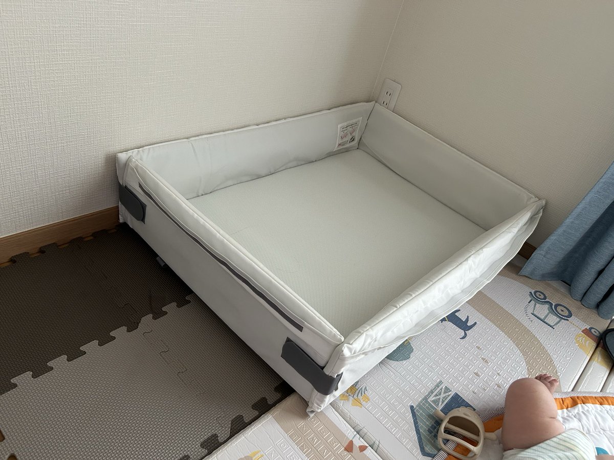 suyababylife's tweet photo. ベット問題こまってたけど、正解これじゃない？？笑
ココネルエアの中身だけを床に置くの。

落ちない、転がらない、固い。大人も横にねれるし。

※コンセントはふさぐ https://t.co/5iwYKyOdzX