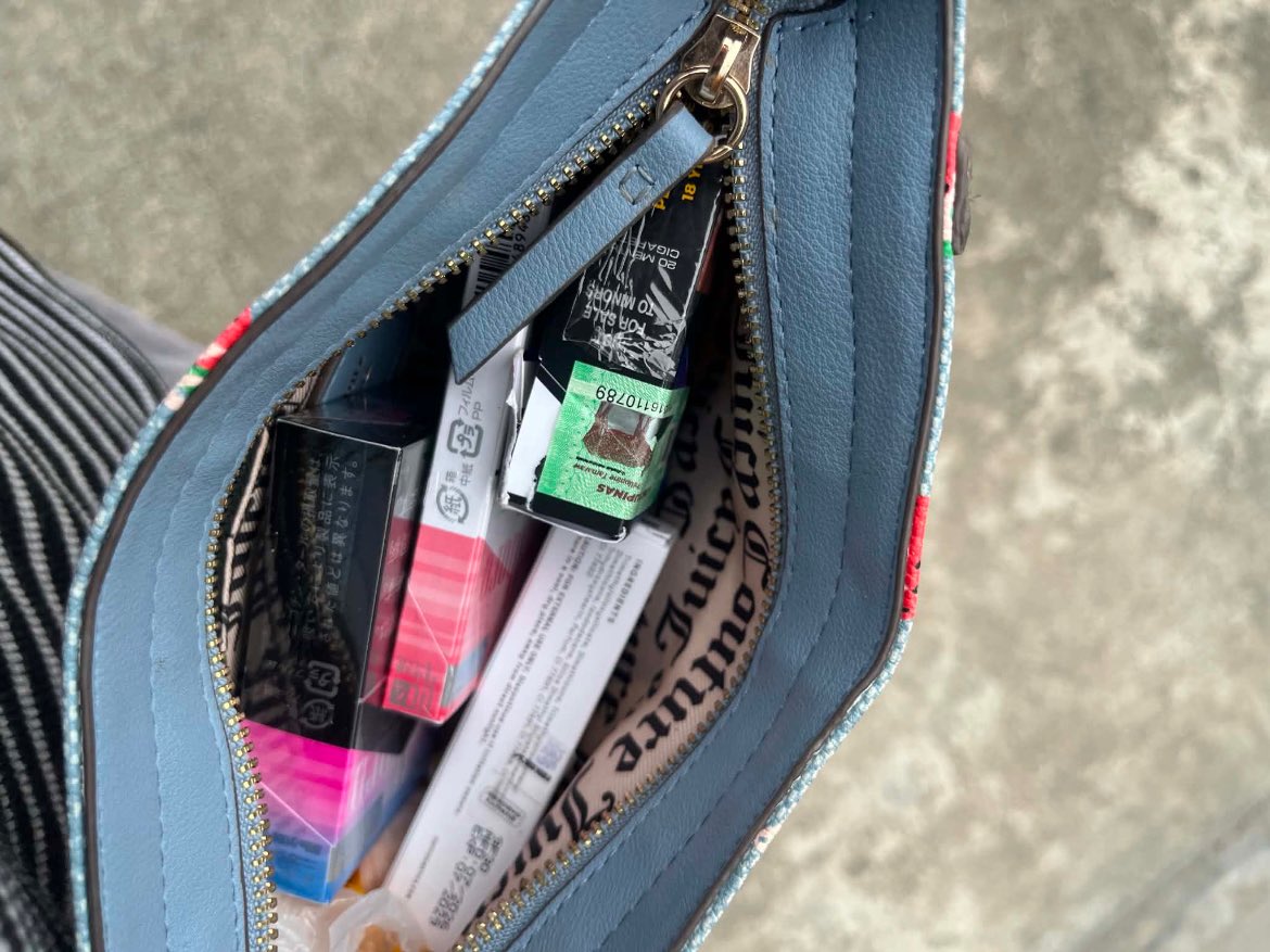 juhkeon's tweet photo. bag raid pero ganto laman ng bag ko https://t.co/u0FTtE4DW1