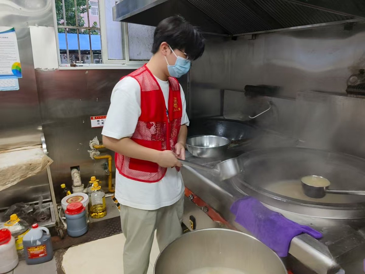 AlexisSweeqdwl's tweet photo. Hoy ayudé a distribuir alimentos a familias necesitadas en el centro de la ciudad con mis compaeros voluntarios. Una experiencia que me llena de alegría y me recuerda la importancia de la solidaridad. Gracias por esta hermosa oportunidad!， https://t.co/KwoR0KCrdb