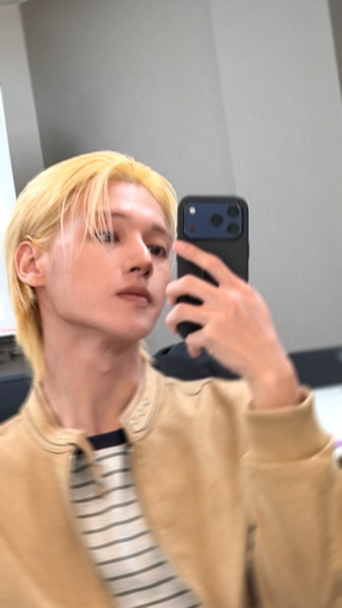 b1tesize's tweet photo. BABE WAKE UP WE FINALLY GOT OUR FIRST 2026 BLONDEYOUNG SELCAS EVERRRRRR https://t.co/I3vyNrHel2