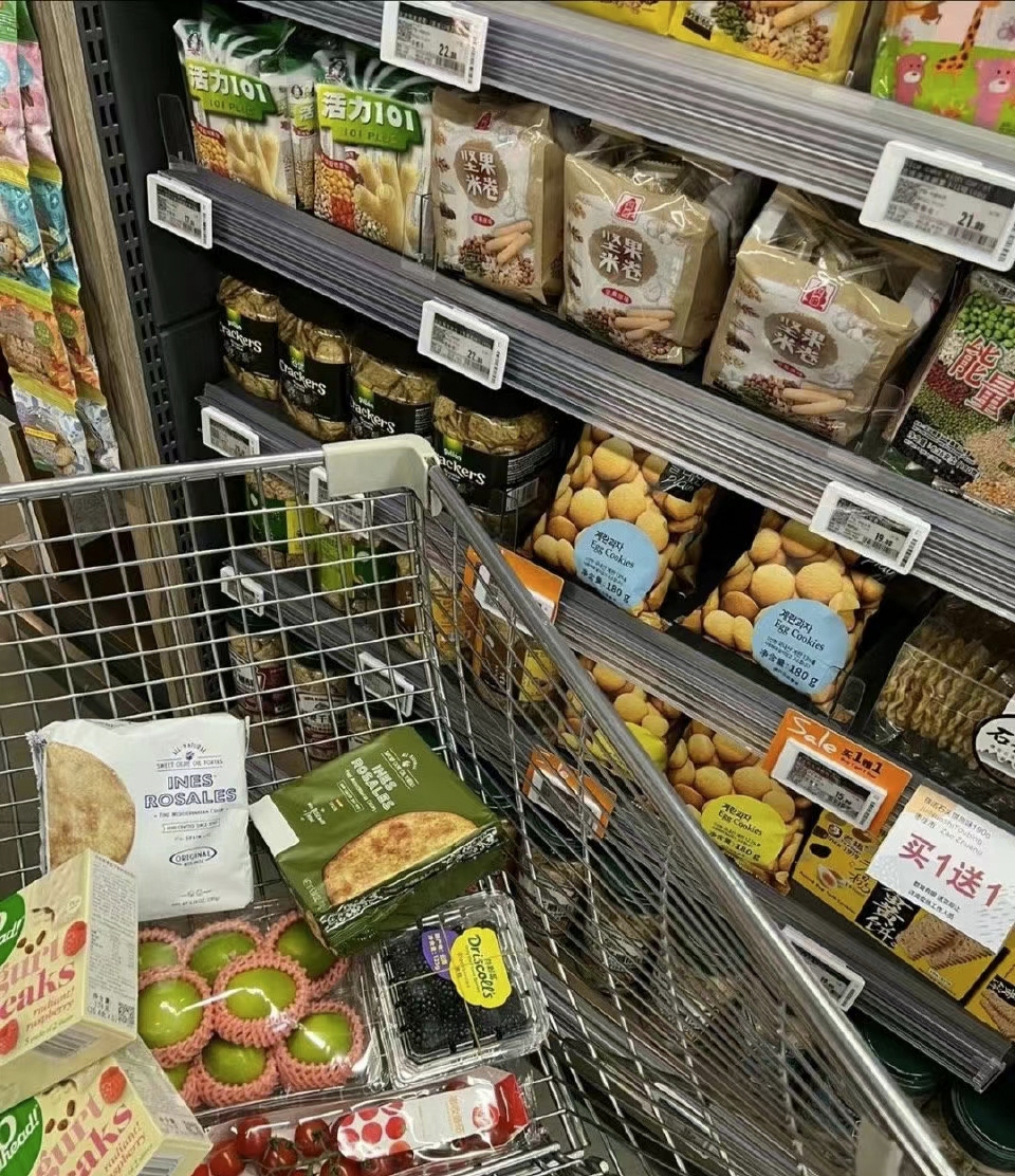AndriaSchi9rts's tweet photo. Quick restock success! Added fresh pastries, iced coffee, and travel-sized snacks to our store shelf — swing by for your morning pick-me-up or last-minute grab ， https://t.co/eus0sW9RP3