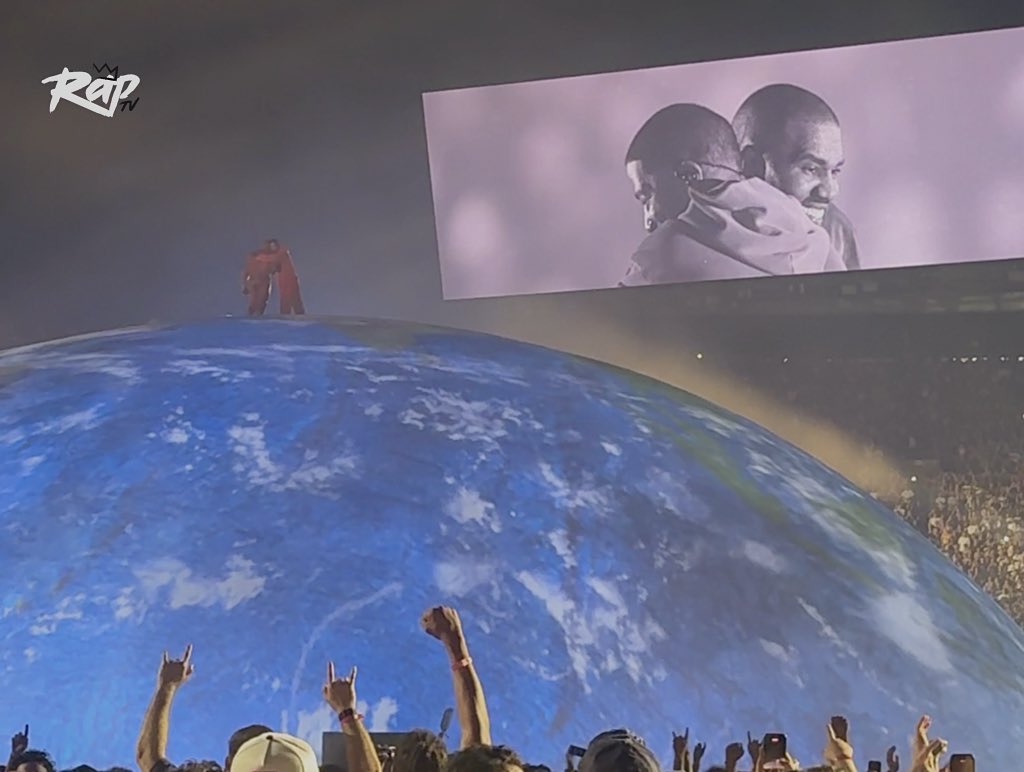 Rap's tweet photo. Ye &amp; Kid Cudi ❤️🫂 https://t.co/OVi0pgl2Ts