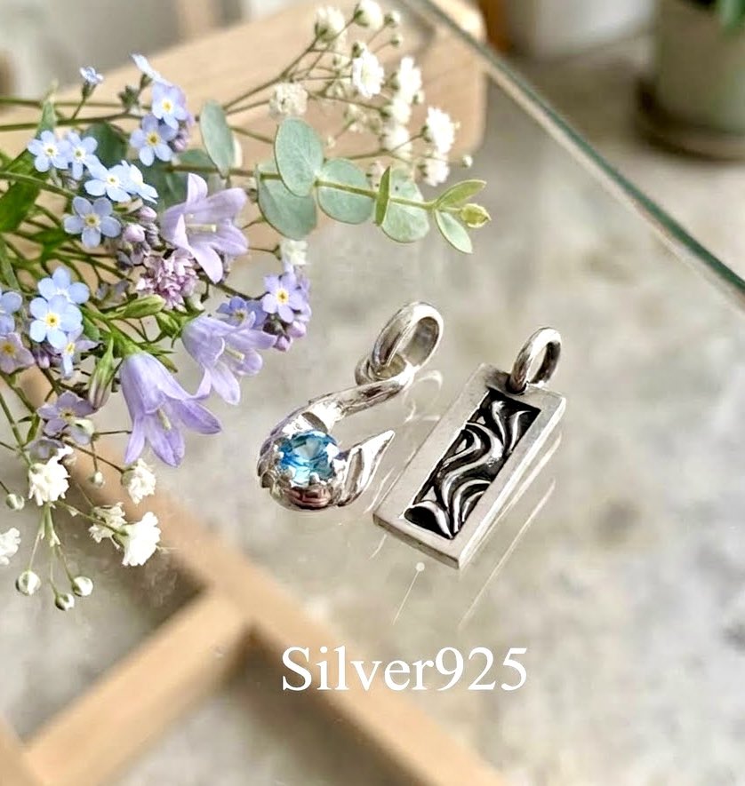 budy925silver's tweet photo. こんにちは😊
写真は
光を惹きつけるブルーのフィッシュフックと、アラベスク模様の深みが際立つスクエア。
Silver925ならではの洗練された輝きを胸元に。
日常のスタイリングに自然な存在感をプラスします🌿

#Silver925 #ペンダントトップ #ジュエリー #リング #ペンダント #ネックレス https://t.co/s2lv83O37f