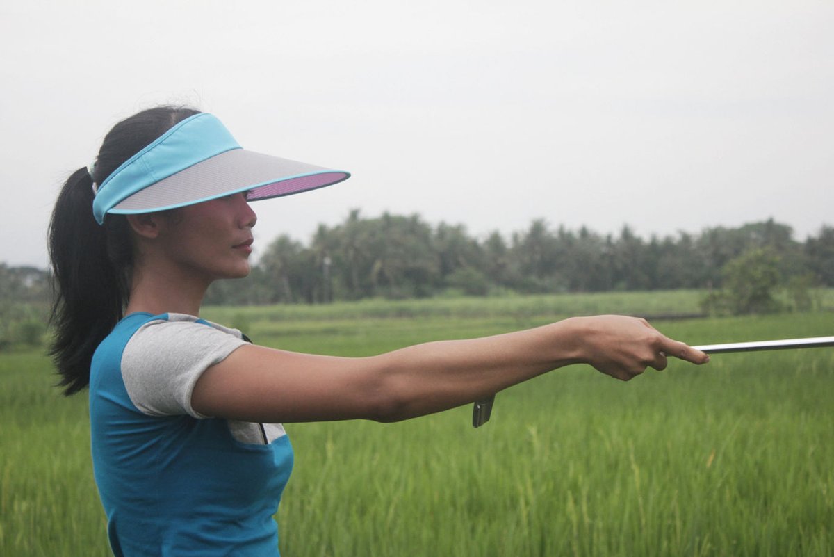 mekitron's tweet photo. reminds me of the promo materials for anggi noen's a lady caddy who never saw a hole in one (2013)

dialognya penuh objectivikasi terhadap si lady caddy:
- "Seragammu apik, topimu lucu.”
- “Sopo wae sing mbok kancani?” ("kancani" di sini adalah sindiran bahwa si lady caddy merangkap menjadi sex worker)

dan gongnya:
- “Susumu tambah gede."

kalau ga ada caption di akhir film ttg perebutan lahan di di desa sariharjo thn 1997 maka film ini can be read as just abt some horny dude who wants to play golf an ambition above his station in life since he doesnt even have a golf stick (symbolism of impotence?) but insists on playing imaginary golf with an imaginary nine iron and then got totally turned on when some military men arrive in the distance in a land rover (tiba2 dia menggenggam clurit di tangannya, suddenly so virile seeing men in uniform!)