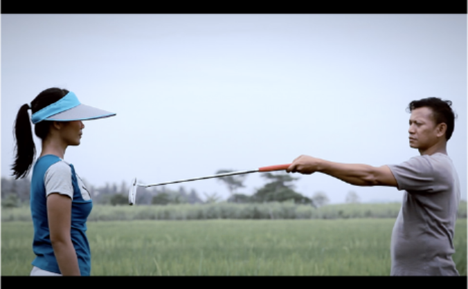 mekitron's tweet photo. reminds me of the promo materials for anggi noen's a lady caddy who never saw a hole in one (2013)

dialognya penuh objectivikasi terhadap si lady caddy:
- "Seragammu apik, topimu lucu.”
- “Sopo wae sing mbok kancani?” ("kancani" di sini adalah sindiran bahwa si lady caddy merangkap menjadi sex worker)

dan gongnya:
- “Susumu tambah gede."

kalau ga ada caption di akhir film ttg perebutan lahan di di desa sariharjo thn 1997 maka film ini can be read as just abt some horny dude who wants to play golf an ambition above his station in life since he doesnt even have a golf stick (symbolism of impotence?) but insists on playing imaginary golf with an imaginary nine iron and then got totally turned on when some military men arrive in the distance in a land rover (tiba2 dia menggenggam clurit di tangannya, suddenly so virile seeing men in uniform!)