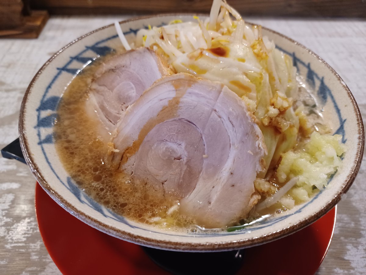 iko4423's tweet photo. これよ、これ。この太麺が好き。帰り際に、店主と浅間食堂&amp;力丸系のあまり黄色く無い麺とカンスイの関係のお話を聴いて来た。今度、浅間の姉さんにじっくりお話し伺いたいなぁ。バカ美味でした。
今回初めて松本トンネル通行して見ました。長いトンネルですね。
ご馳走様でしたまた、伺います。🤩😝🤪 https://t.co/h6qcafiQQE