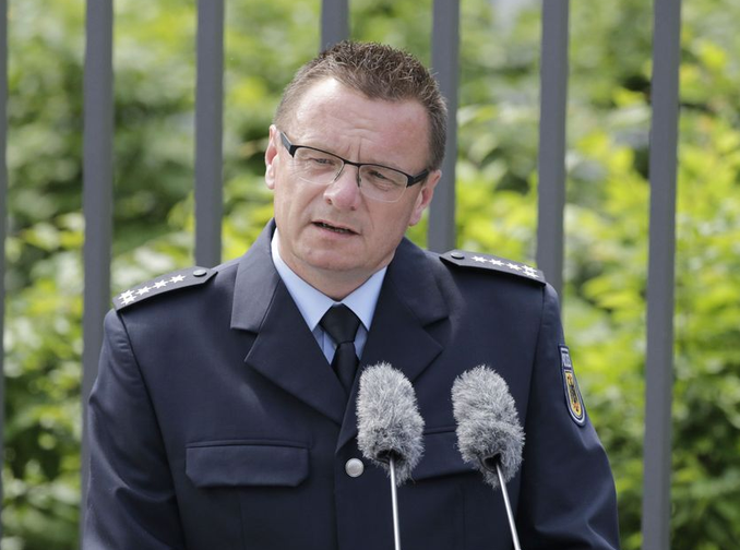 MatthiasHartel's tweet photo. Warum dem Hüber gerade das Wasser bis zum Hals steht.

Wenn ein ehemaliger DDR Polit - Offizier bei der Übernahme in den Bundesgrenzschutz (heute Bundespolizei) eine hauptamtliche oder inoffizielle Tätigkeit für das Ministerium für Staatssicherheit bewusst verschwiegen hat, liegt eine arglistige Täuschung vor.

Nach § 14 Abs. 1 Nr. 1 des Bundesbeamtengesetzes (BBG) ist die Ernennung zum Beamten zwingend mit Wirkung für die Vergangenheit zurückzunehmen, wenn sie durch arglistige Täuschung herbeigeführt wurde.

Durch die rückwirkende Aufhebung gilt das Beamtenverhältnis rechtlich als von Anfang an unwirksam.

Da nie ein gültiges Beamtenverhältnis existierte, entfällt auch jeglicher Anspruch auf ein Ruhegehalt (Pension).

Es gibt keine absolute Verjährungsfrist. Die Überprüfung und Rücknahme ist auch noch Jahrzehnte später, selbst im Ruhestand möglich.

Ich bin kein Jurist, aber die Gesetzeslage ist da glasklar und ich wollte das mal klarstellen, da ja immer wieder behauptet wird, er würde trotz allem seine Pension bekommen. Von wegen. 

Es braucht nur gerichtsverwertbare Beweise das er in der STASI war, dann hat er ein ganz großes Problem. Daher haut er ja auch gerade wie wild um sich und versucht jeden mundtot zu machen, der ihm in die Queere kommt.

Da mir ja viele Rechtsanwälte folgen, können sie gerne mal dazu ihre Meinung kundtun.

Wer etwas Konkretes zu Hübers eventueller STASI Vergangenheit beitragen kann, wer da etwas weiß, bitte bei mir melden. Jeder noch so kleine Hinweis kann sehr wichtig sein. 

In meinem Profil ist meine Webseite verlinkt und darüber kann man mit mir Kontakt aufnehmen. 

Teilen und Kommentare wie immer erwünscht. Danke 💖