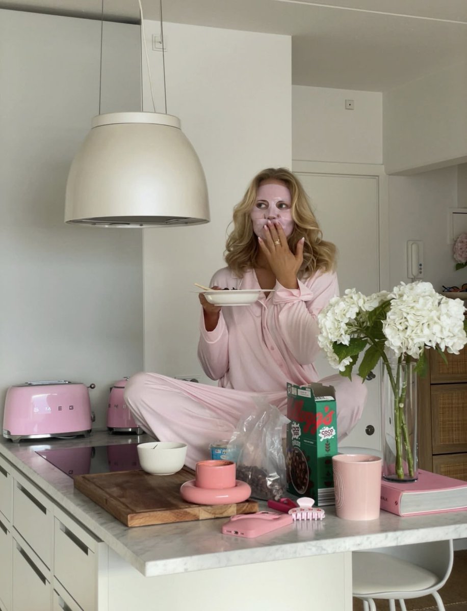 Diorgirlx's tweet photo. saturday morning https://t.co/p6R52kMjWg
