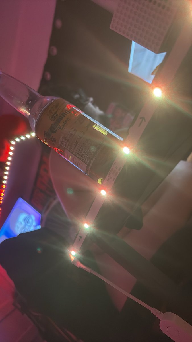 sicklils's tweet photo. ignore bf in background https://t.co/KhxsNUeTNs