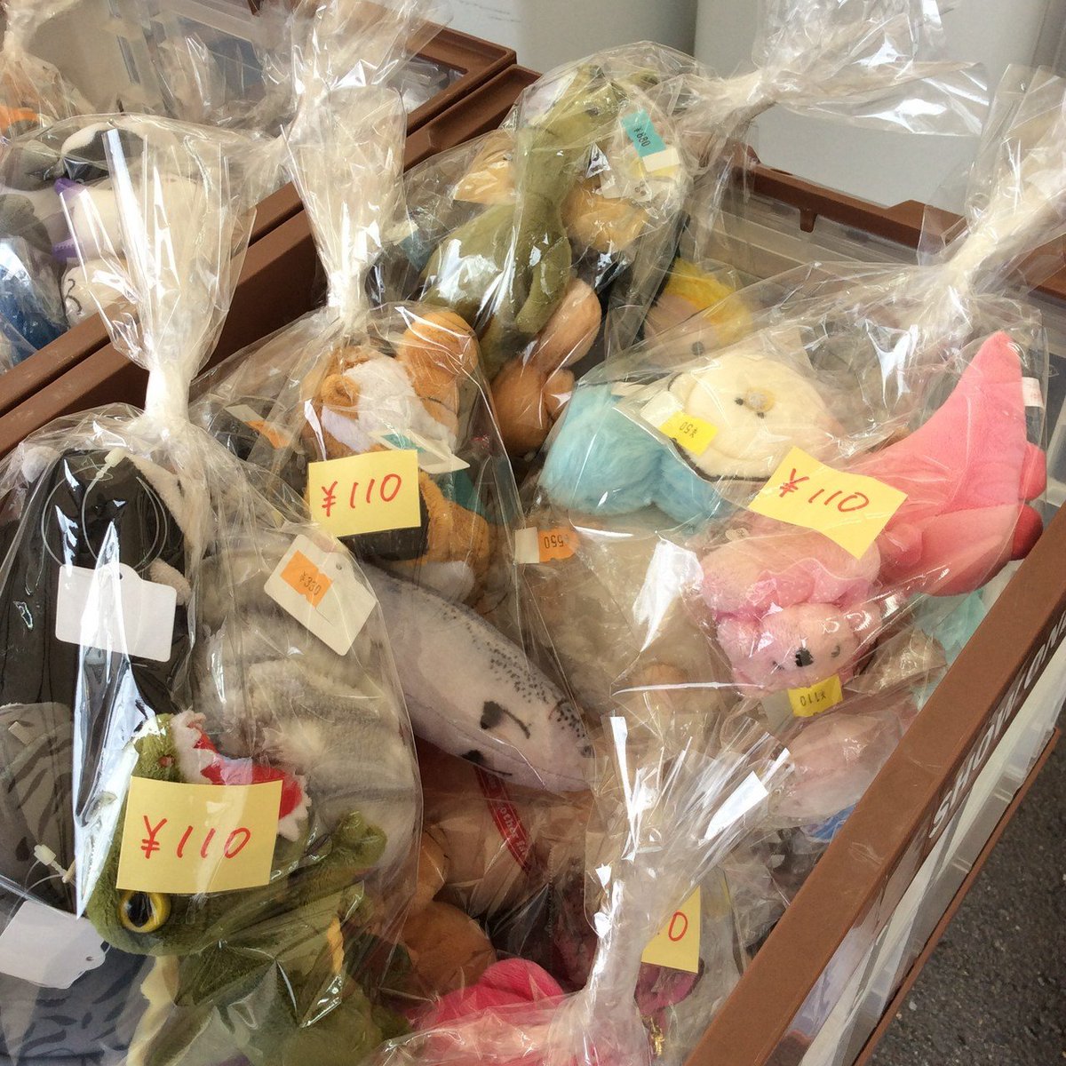 Shop_Kamiaoki's tweet photo. 大量に販売していたマスコットが、詰め合わせになって再登場❗️

一袋たったの110円‼️

詰め合わせになっている分、お買い得価格になっています😆✨

#マスコット #小さいぬいぐるみ #キーホルダー

#リサイクルショップ #上青木商店 #上青木商店天神橋店 #川口市 #JR忘れ物 #電車忘れ物 https://t.co/hkyvTA0ZWQ