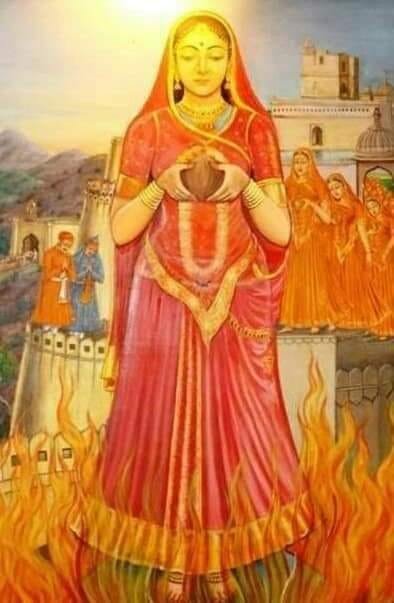 mbrijeshsingh8's tweet photo. जौहर ✍️ ...

जौहर को 2026 के नैतिक और कानूनी नज़रिए से देखना और यह नतीजा निकालना कि जिन महिलाओं ने मौत को चुना, उन्हें दरअसल खुद को सौंप देना चाहिए था, यह पूरी तरह से इतिहास-विरोधी सोच है। इससे भी ज़्यादा परेशान करने वाली बात यह है कि लोग उन महिलाओं के प्रति तो नैतिक नाराज़गी दिखाते हैं, लेकिन उस  बर्बरता को एक असहज बात मानकर नज़रअंदाज़ कर देते हैं।

'जौहर' यौन हिंसा के प्रतिकार मात्र की कोई आम प्रतिक्रिया नहीं थी। यह युद्ध के दौरान मिली भारी सैन्य हार के जवाब में की जाने वाली कार्रवाई थी। यह तब किया जाता था जब कोई किला गिरने वाला होता था, प्रतिरोध पूरी तरह खत्म हो चुका होता था और किले के अंदर मौजूद लोगों को यकीन हो जाता था कि जीत हासिल करने वाली सेना के हाथों पकड़े जाना तय है।

वह एक बुनियादी फ़र्क़ है, और इस फर्क को समझना जरूरी है ।

आज जिस महिला के साथ बलात्कार हुआ है, वह एक भयानक अपराध की शिकार हुई है, लेकिन उसके साथ जो कुछ भी हुआ है, उससे उसकी गरिमा या सम्मान कम नहीं होता। शर्म तो सिर्फ़ अपराधी को आनी चाहिए। महिला अब भी कानूनी अधिकारों वाली एक स्वतंत्र नागरिक है। बलात्कारी एक अपराधी है। उसे सज़ा देने के लिए कानून, अदालतें और संस्थाएँ मौजूद हैं।

मध्ययुगीन काल में, राज्य के नष्ट होने के बाद पकड़े जाने के डर का सामना कर रही एक महिला बिल्कुल अलग ही दुनिया में रह रही थी। विजयी सुल्तान से ऊपर कोई अदालत नहीं थी, हारे हुए लोगों की रक्षा के लिए कोई पुलिस बल नहीं था और इस बात की कोई गारंटी नहीं थी कि वह अपनी आज़ादी, अपना परिवार, अपना घर या अपने शरीर पर अपना नियंत्रण बनाए रख पाएगी।

मध्यकाल में किसी जीत के बाद पकड़े जाने का मतलब हो सकता था - गुलाम बनाया जाना, अपहरण, यौन हिंसा, ज़बरदस्ती विस्थापन, रखैल बनाना और अपनी पुरानी ज़िंदगी से हमेशा के लिए अलग हो जाना। एक बार जब हारे हुए लोगों की सुरक्षा करने वाली राजनीतिक व्यवस्था खत्म हो जाती थी, तो हारने वालों के पास अपील करने के लिए कोई बड़ी सत्ता या अधिकारी नहीं बचता था।

अतः जौहर और रेप की शिकार किसी महिला के बीच कोई भी  फ़ैशनेबल समानता, असल में मूलभूत तौर पर गलत है।

सवाल कभी भी यह नहीं है कि क्या बलात्कार किसी महिला की गरिमा को खत्म कर देता है, नहीं। सवाल यह है कि मध्यकालीन भारत में विनाशकारी सैन्य हार का सामना कर रही महिलाओं के लिए पकड़े जाने का क्या मतलब था।

यह सोचने की बात है कि उन महिलाओं को ऐसा क्या लगता था कि दरवाज़े टूटने के बाद उनका क्या हश्र होगा, जिसकी वजह से उन्हें पकड़े जाने के बजाय आग में कूद जाना ज़्यादा बेहतर लगा?

यही वह असहज सवाल है जो इस बहस के केंद्र में होना चाहिए।

अगर जौहर का मतलब ऐसा सोचना कि यह सिर्फ़ महिलाओं पर थोपी गई पितृसत्तात्मक सोच थी, तो एक और ऐतिहासिक तथ्य है जिसे समझाना ज़रूरी है, वह यह कि पुरुषों ने भी ऐसी स्तिथियों में मौत को ही चुना।

क्या लोग जानते हैं कि राजपूत परंपरा में 'सक' की प्रथा थी।

जब हार अपरिहार्य हो जाती थी, तो राजपूत योद्धा अपनी अंतिम लड़ाई के लिए तैयार हो जाते। वे केसरिया, भगवा पहन कर, द्वार खोल देते और विजयी सेना के खिलाफ निकल पड़ते, यह जानते हुए कि उनके वापस लौटने की बहुत कम संभावना है।

असल में, उनके लिए यह एक आत्मघाती और अंतिम लड़ाई होती थी।
वे आत्मसमर्पण करके अपनी जान बचाने की कोशिश कर सकते थे। इसके बजाय, वे कैद और अधीनता के मुकाबले लगभग निश्चित मौत को चुना करते।

बस, इतना सा फर्क था कि महिलाएं आग की ओर बढ़ीं, जबकि पुरुष तलवार की ओर बढ़े।

उस वक़्त के समाज व दुनिया के बारे में कोई कुछ भी सोचे, लेकिन इस पूरी घटना को सिर्फ़ महिलाओं की यौन सम्मान से जुड़ी चिंता तक सीमित करके पुरुषों के व्यवहार को बिल्कुल नहीं समझा जा सकता। यह इंसानी ज़िंदगी के बारे में एक कहीं ज़्यादा बड़ी समझ को दिखाता है, कि सिर्फ़ ज़िंदा रहना ही इंसान के लिए सबसे जरूरी या अच्छी बात नहीं हो सकती थी।

सिर्फ भारत नहीं, अलग-अलग सभ्यताओं में, इंसानों ने बार-बार आज़ादी, स्वायत्तता, वफ़ादारी और सम्मान को जीवित रहने से ज़्यादा अहमियत दी है।

क्लियोपेट्रा VII ने, ऑक्टेवियन से हारने के बाद, उसकी कैदी बनकर रहने और रोम में एक ट्रॉफी की तरह घुमाए जाने के अपमान का सामना करने के बजाय आत्महत्या करना चुना।

हैनीबल ने रोमनों के हवाले होने के बजाय ज़हर खा लिया।

मिथ्रिडेट्स VI, जब पूरी तरह हार गया,और पकड़ा जाना तय हो गया, तो उसने भी आत्महत्या करने की कोशिश की।

कैटो द यंगर ने सीज़र के सामने झुकने के बजाय आत्महत्या कर ली।
