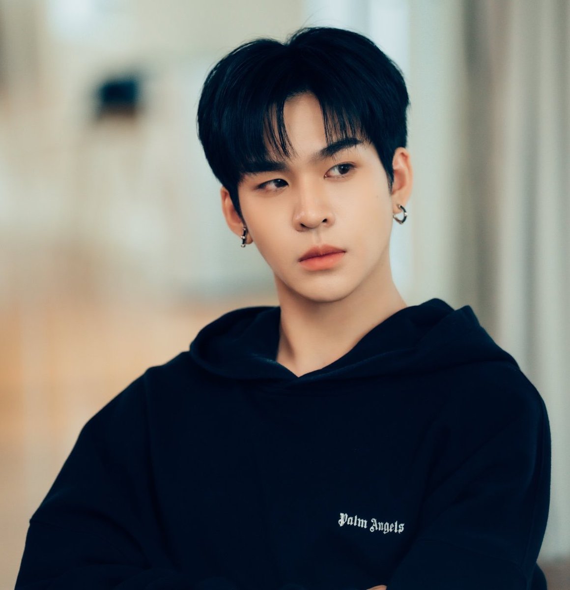 sofia_exolover's tweet photo. When both puppies want to protect the grumpy meow ☹️🥹

-so third doesn’t like the fact Wan is late for the workshop, despite that, he cares so much about him to the point he gets worried when someone hurts him. In his mind, he’s thinking “why do you like Nine so much”.

-for Renji, it’s for everyone knowledge he’s very fond of Wan. Since the first meeting in YOUR HOUSE AGENCY, he is very friendly towards Wan. Since they are now acting tgt as a side cp for “Deep Between Us”, he wants to get closer to him.