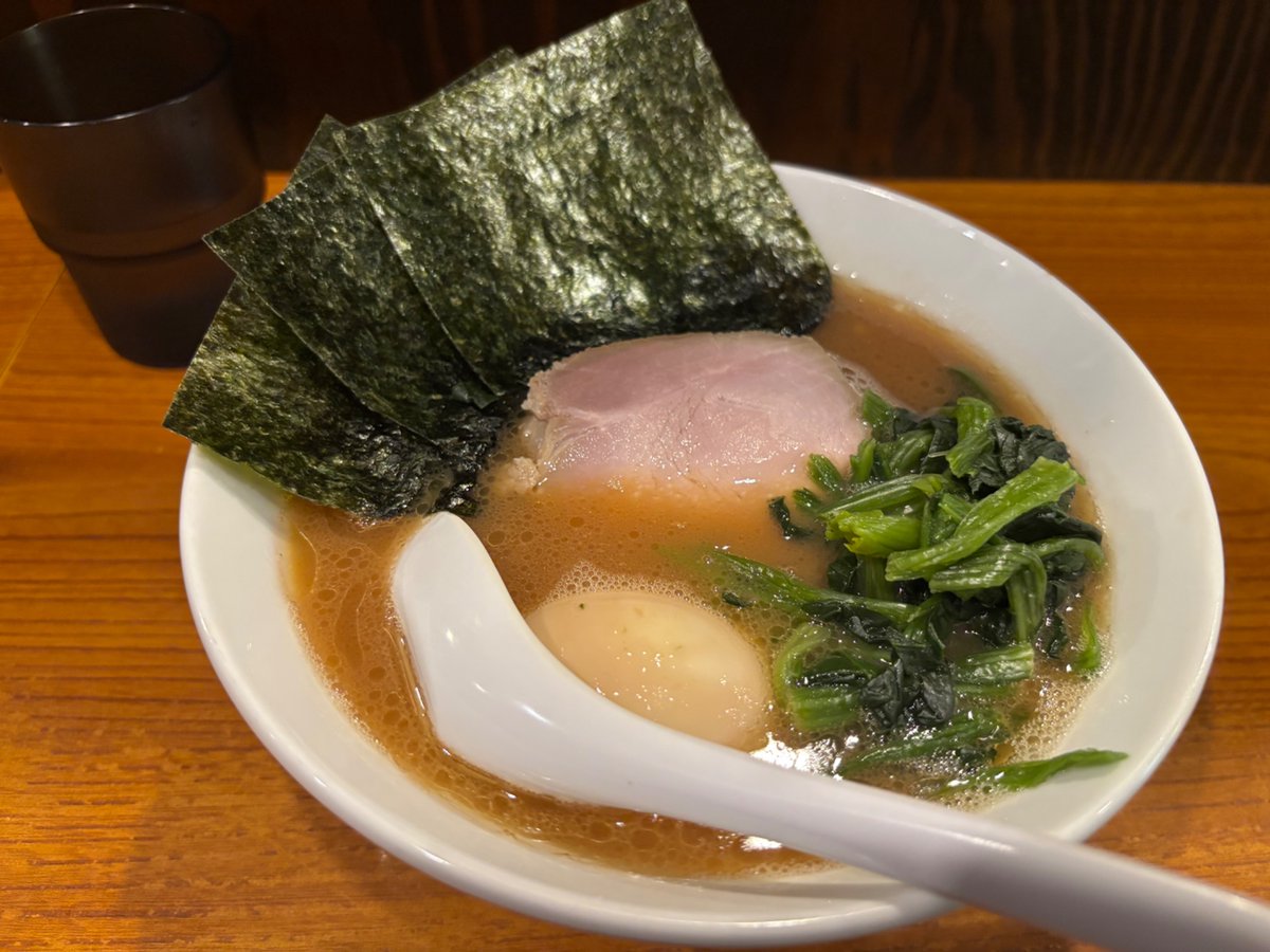 YUI98304714's tweet photo. 横浜家系ラーメン麺家光　国分寺
ラーメン🍜＋味玉

好みは油少なめ、チャーシューはモモを選択🙏

スープは醤油と豚骨のバランスが良く後引く味わい👍

麺はデフォで固めでスープとの絡みも良く美味しい😋

ご馳走様でした🥢 https://t.co/GNrrP6YPZN