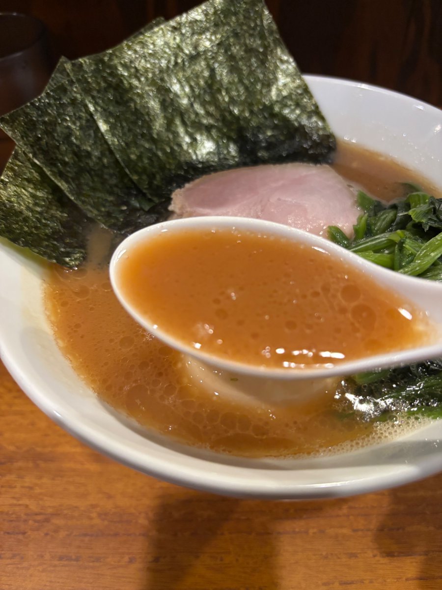 YUI98304714's tweet photo. 横浜家系ラーメン麺家光　国分寺
ラーメン🍜＋味玉

好みは油少なめ、チャーシューはモモを選択🙏

スープは醤油と豚骨のバランスが良く後引く味わい👍

麺はデフォで固めでスープとの絡みも良く美味しい😋

ご馳走様でした🥢 https://t.co/GNrrP6YPZN