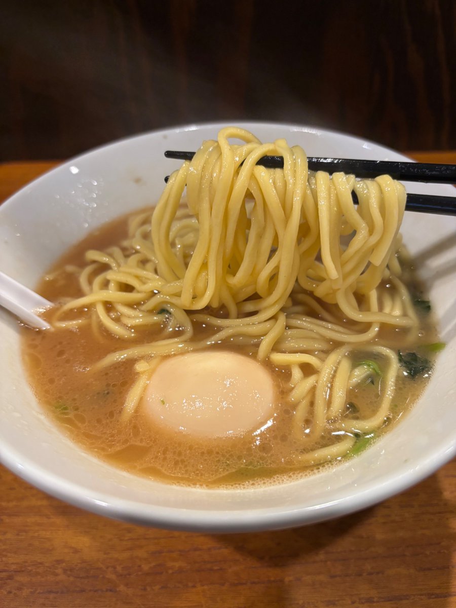 YUI98304714's tweet photo. 横浜家系ラーメン麺家光　国分寺
ラーメン🍜＋味玉

好みは油少なめ、チャーシューはモモを選択🙏

スープは醤油と豚骨のバランスが良く後引く味わい👍

麺はデフォで固めでスープとの絡みも良く美味しい😋

ご馳走様でした🥢 https://t.co/GNrrP6YPZN