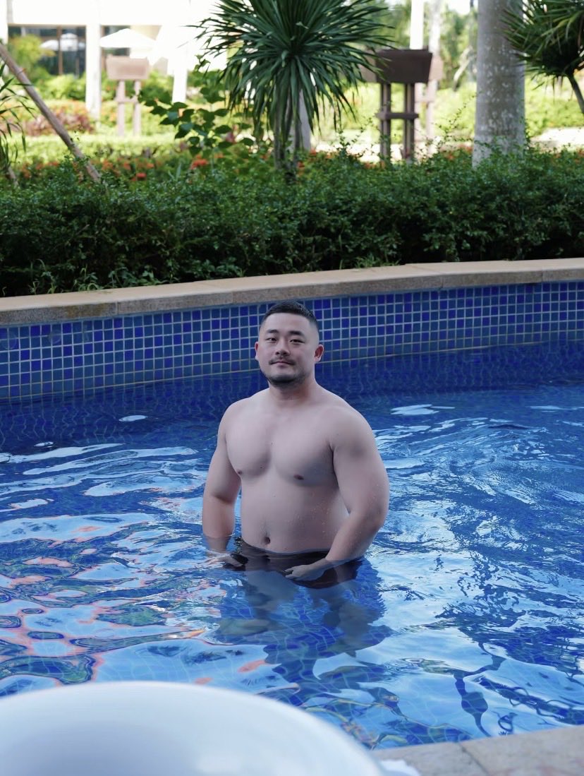S25686208's tweet photo. 土曜日はプールでのんびり🏊‍♂️✨

暑い日はやっぱり水に入ると気持ちええな〜☺️
一緒に泳いだり、プールサイドでゆっくり過ごせる人がおったら楽しそうやね🌈

気軽に仲良くしてくれたら嬉しいです😊 https://t.co/apnU75dVCd