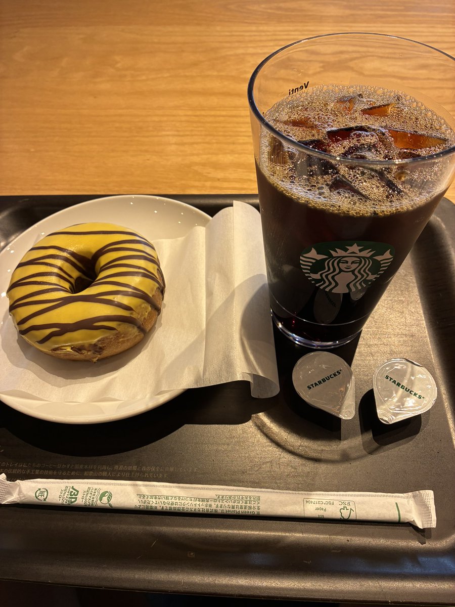 rx8_yellow_'s tweet photo. 瑠璃香ッちのお告げで南へGO！🏍️💨

無事に吉報位スタバに到着！☕

この黄色いドーナツ、なんか金運アップしそうじゃない？笑笑

甘～い誘惑に負けちゃったけど、これも開運アクションってことで！！

みなさまにも幸運が訪れますように、、！！
#吉報位取り #スタバ #ドーナツ #金運アップ #お告げ https://t.co/Z6t4QkcctO