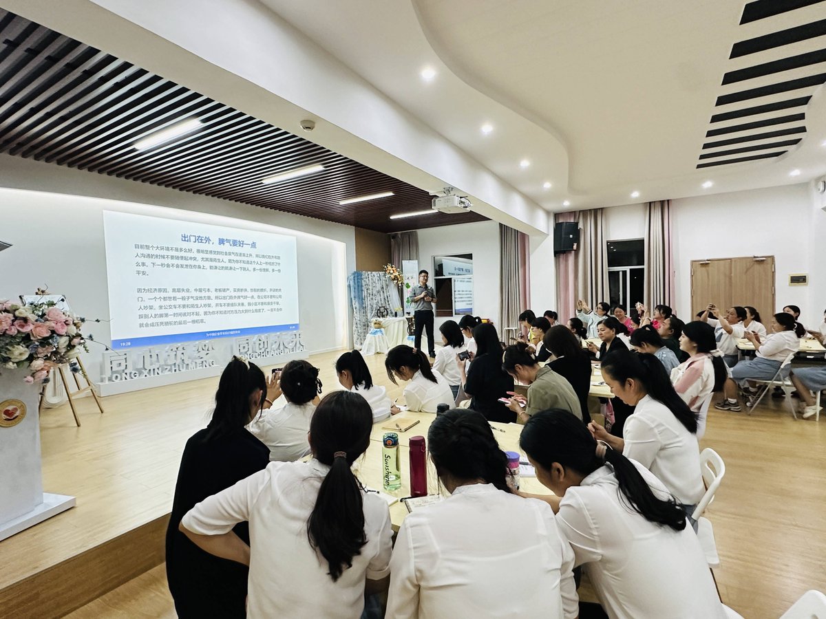 BrooklynVaxv's tweet photo. Reciente taller sobre gestión emocional para equipos laborales! Intercambios increíbles y herramientas prácticas que llevo a mi día a día. Aprender es crecer siempre! https://t.co/PtIKBMy2Wv