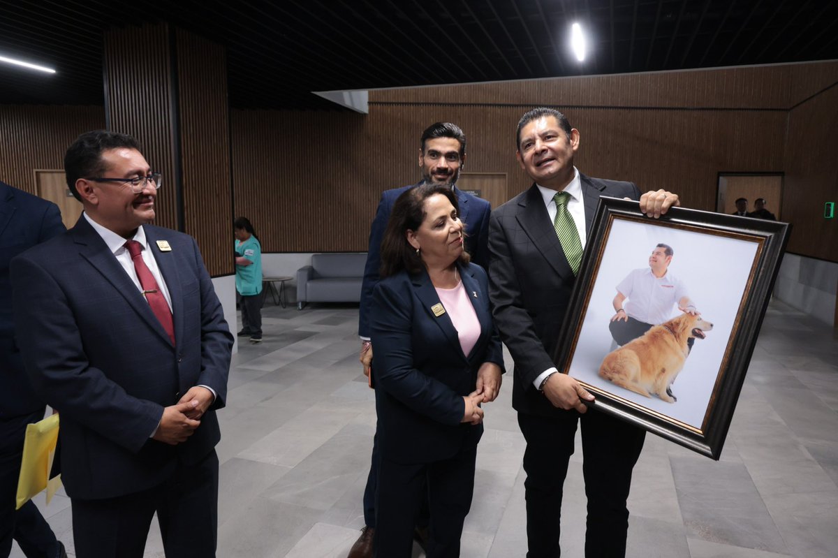 AmievaMarisol's tweet photo. Hoy acompañé la presentación del Segundo Informe de Actividades de la LXII Legislatura, encabezada por nuestro presidente de la Junta de Gobierno y Coordinación Política, @SoyPavelGaspar , un ejercicio para compartir los avances y resultados del trabajo realizado desde el Congreso del Estado.

Desde el Congreso, y bajo la visión que impulsa el gobernador @armentapuebla_ para Puebla, seguimos construyendo una agenda que responda a las necesidades de nuestro estado y contribuya a construir un mejor futuro.

Seguimos legislando con propósito y responsabilidad, poniendo a las personas al centro de nuestro trabajo.

Hechos, corazón y compromiso. Por Amor a Puebla.
#LegislarConPropósito
