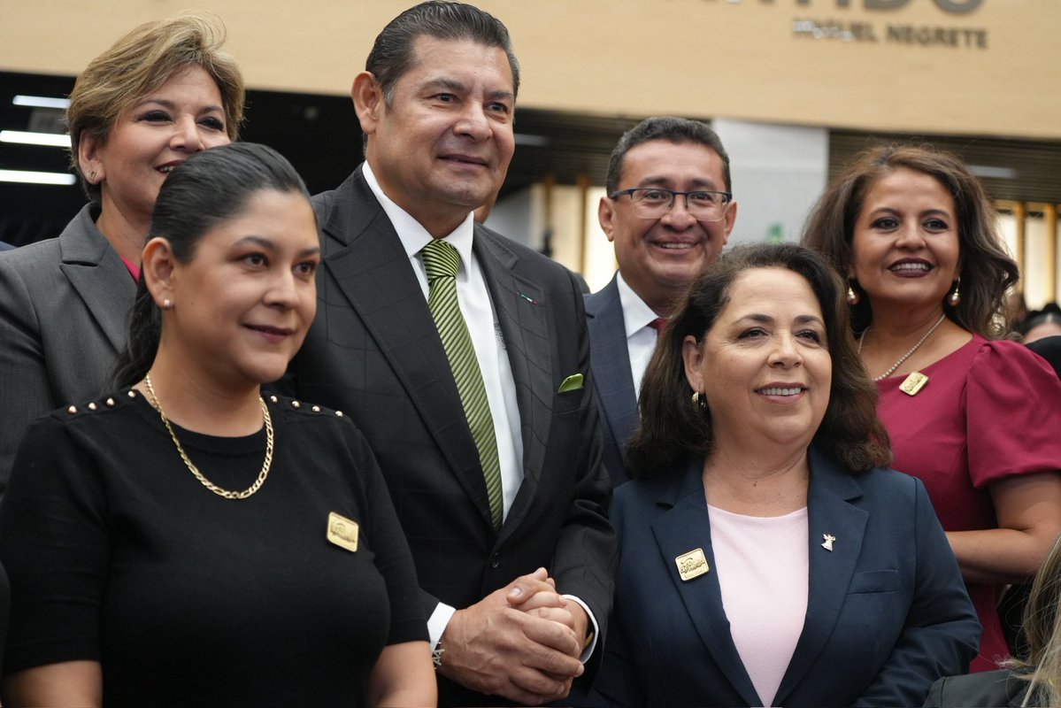 AmievaMarisol's tweet photo. Hoy acompañé la presentación del Segundo Informe de Actividades de la LXII Legislatura, encabezada por nuestro presidente de la Junta de Gobierno y Coordinación Política, @SoyPavelGaspar , un ejercicio para compartir los avances y resultados del trabajo realizado desde el Congreso del Estado.

Desde el Congreso, y bajo la visión que impulsa el gobernador @armentapuebla_ para Puebla, seguimos construyendo una agenda que responda a las necesidades de nuestro estado y contribuya a construir un mejor futuro.

Seguimos legislando con propósito y responsabilidad, poniendo a las personas al centro de nuestro trabajo.

Hechos, corazón y compromiso. Por Amor a Puebla.
#LegislarConPropósito