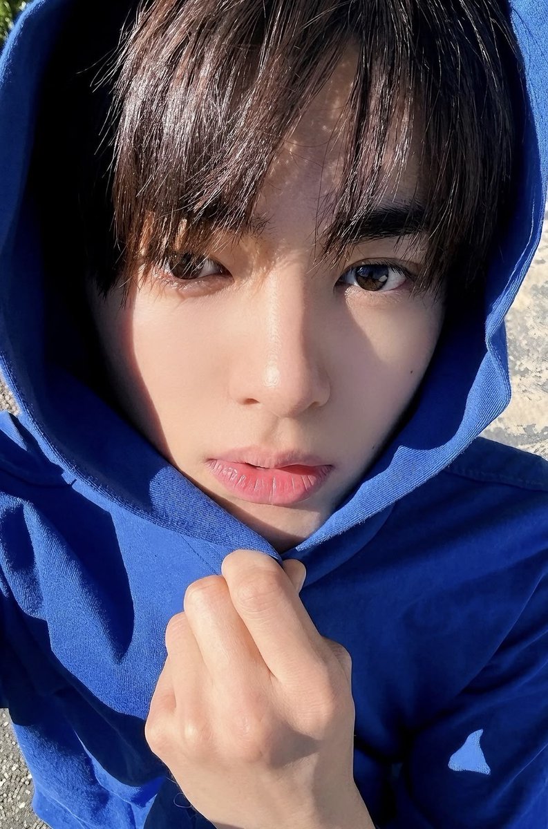kkeeoonnho's tweet photo. 파란색 후집이 주는 마음의 울림이 있음….
진짜 개좋음…….. https://t.co/CoXUQ0ViV8
