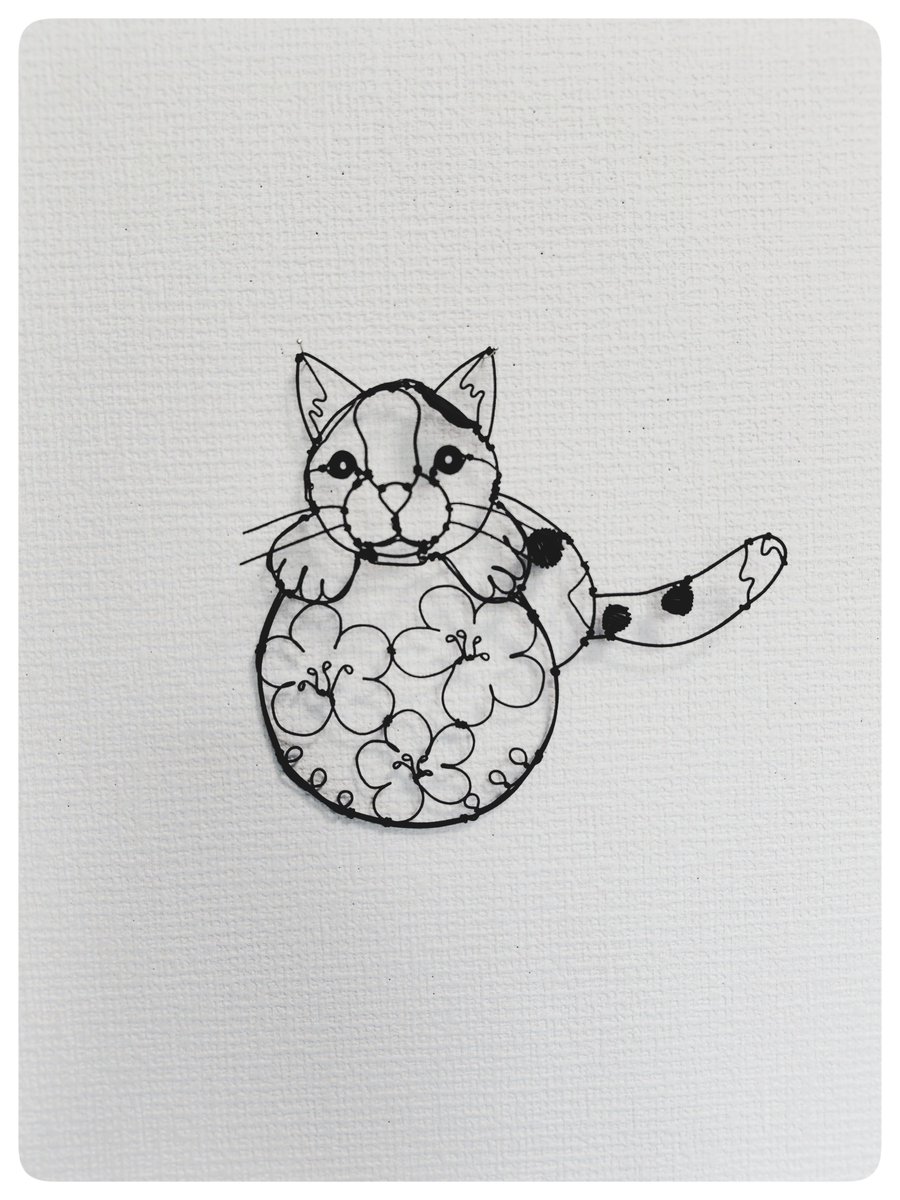 pleasure_cm28's tweet photo. ワイヤーアート　ワイヤークラフト
梅と猫ちゃんです🐾
#猫　#三毛猫　#ワイヤーアート　#ワイヤークラフト　#アート　#梅　#インテリア　#ハンドメイド https://t.co/WbmANaQ12M