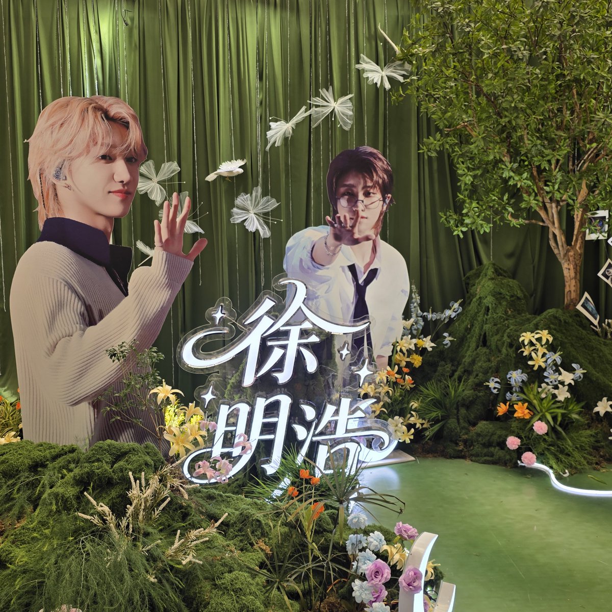 D8ight1107's tweet photo. 여기가 어디야?
어디긴 천국이야 ~~~ ♡♡♡

#디에잇 #THE8 #徐明浩 #서명호 https://t.co/cIx3faUyqv