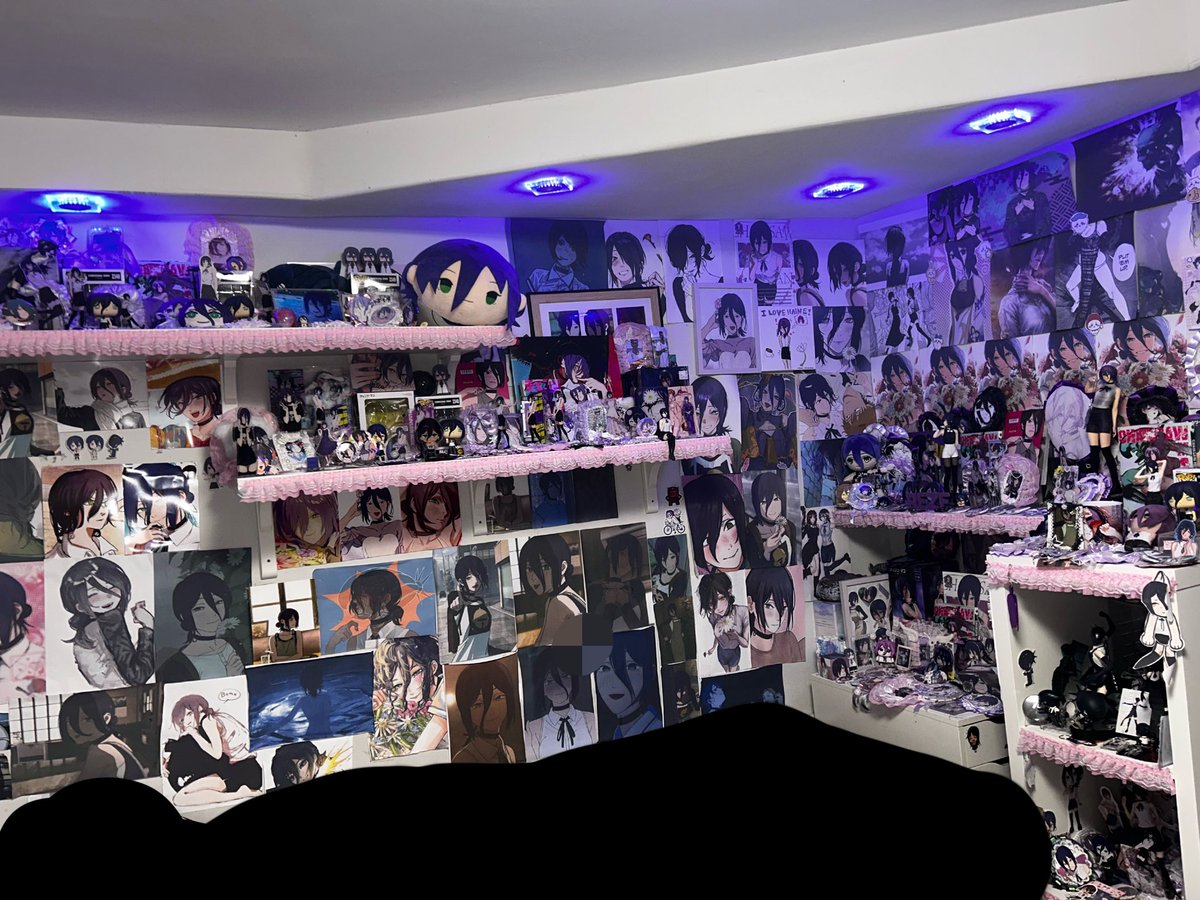 rezesonlyone's tweet photo. my reze shrine https://t.co/arqSX0Mzvf
