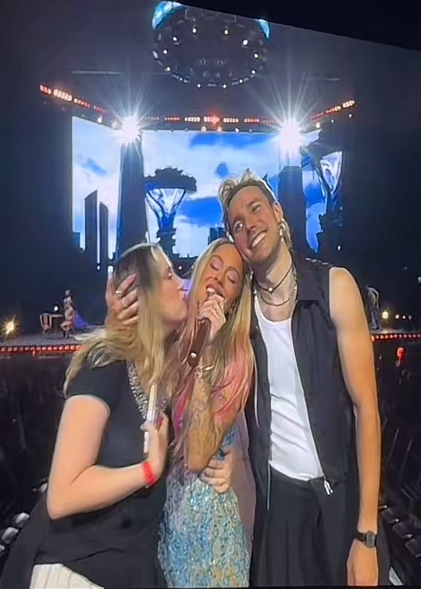 whyxliar's tweet photo. TINI SUBIÓ AL ESCENARIO A JORGE Y STEPHIE 😭😭😭 https://t.co/gepGCq4BQ8