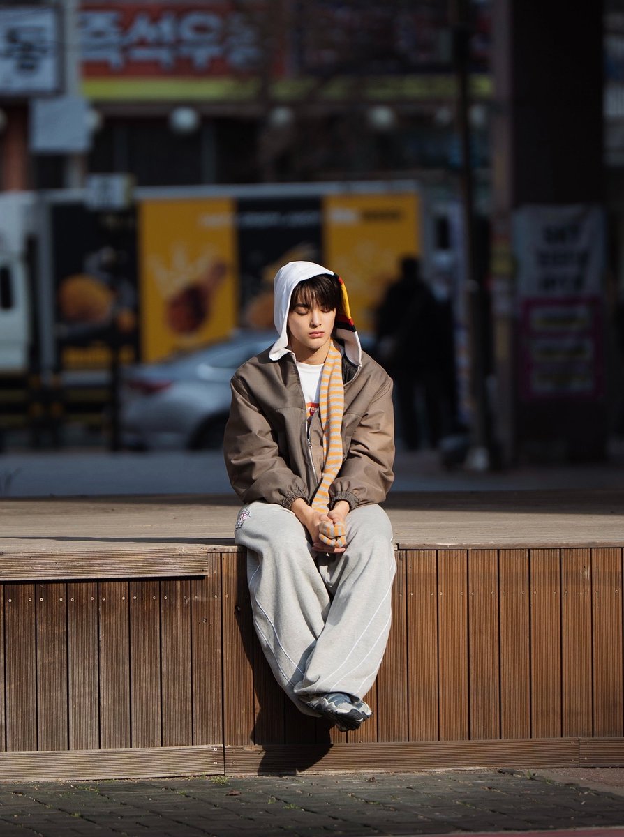 ahnlogs's tweet photo. these keonho pics are sitting at the same table https://t.co/4rFnQ8Dx7w