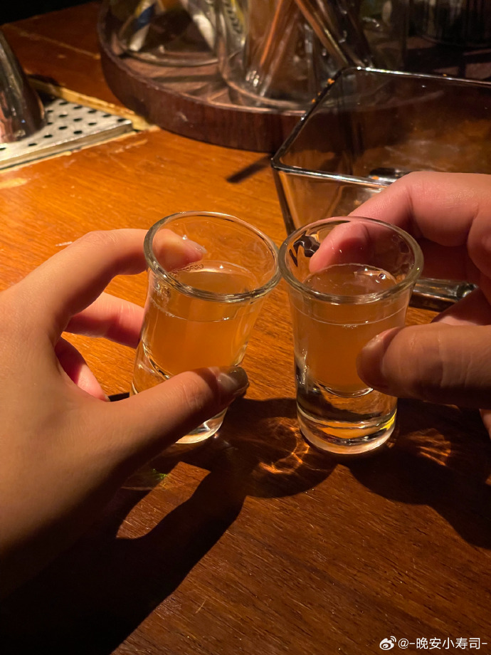 juhee90323's tweet photo. 今天和异地的他共享了同一杯热饮的外卖订单，屏幕里他举着杯子碰了碰手机，好像我们还在同一个屋檐下。， https://t.co/TqrbTwN5IW