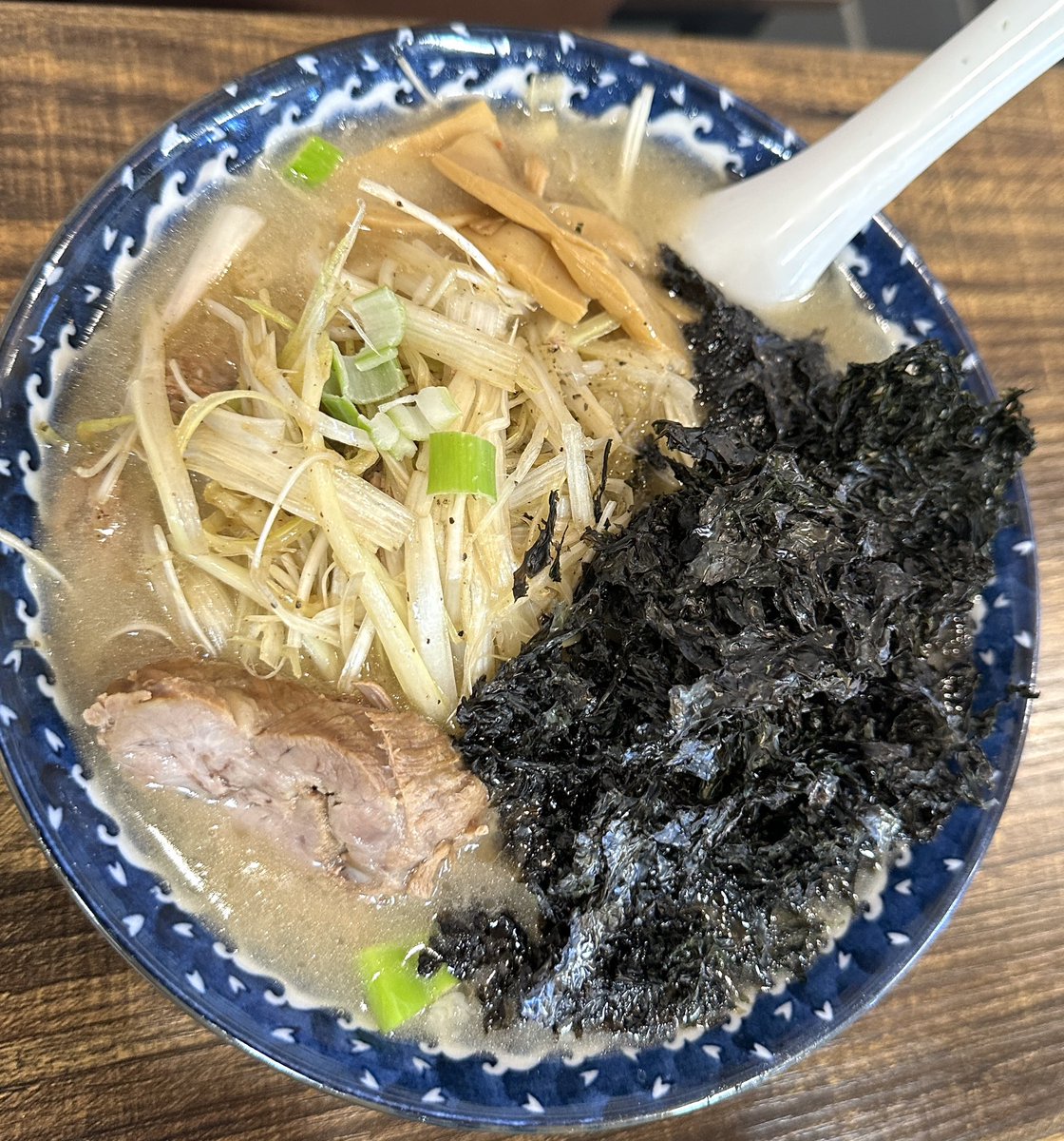 _tamukei's tweet photo. がんこやラーメンかるがん
　@ 那珂市菅谷

※みぞれちゃーしゅー
※塩餃子🥟
※ライス🍚
※岩のりラーメン(妻)

人気を分け合うみぞれに岩のりラーメン🍜大根おろしに南高梅と2枚の海苔が特徴的で薄めの豚骨スープにアクセントを加える🍜チャーシューに餃子でライスを頬張る！お決まりだね😆
ゴチ https://t.co/Ek8ceHgKfl