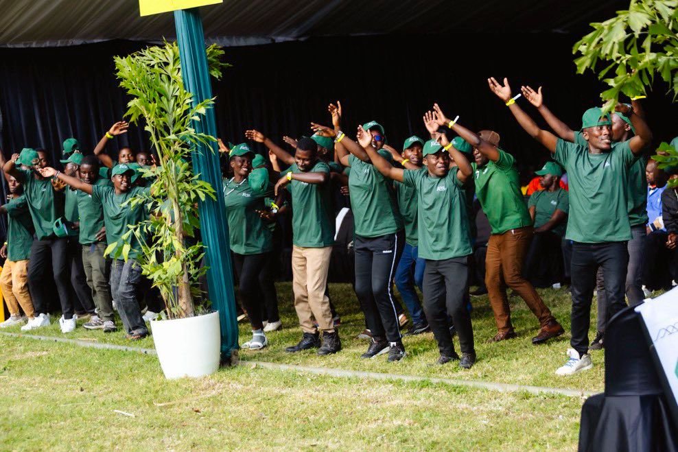 YouthMusanze's tweet photo. MUSANZE @RwandaYouthVol1  bafatanyije n'inzego z'urubyiruko bishimiye igikorwa cyo kwita izina abana b’ingagi ku nshuro ya 21. Bakoze ibikorwa byo kuzamura Morale y'abitabiriye, Gufasha mu mutekano na @Rwandapolice, gutanga serivisi zo kugaburira abantu no kwita ku isuku n'ibindi https://t.co/8jn5IAtyOT