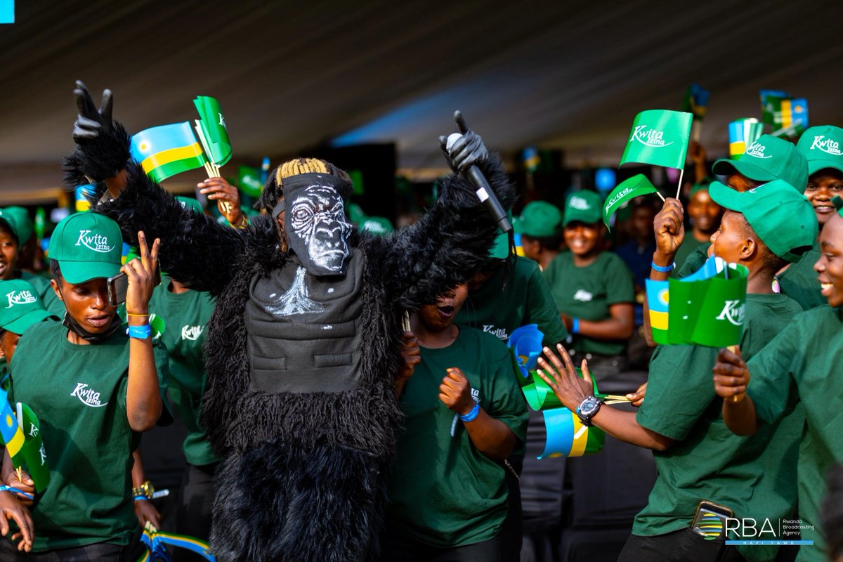 YouthMusanze's tweet photo. MUSANZE @RwandaYouthVol1  bafatanyije n'inzego z'urubyiruko bishimiye igikorwa cyo kwita izina abana b’ingagi ku nshuro ya 21. Bakoze ibikorwa byo kuzamura Morale y'abitabiriye, Gufasha mu mutekano na @Rwandapolice, gutanga serivisi zo kugaburira abantu no kwita ku isuku n'ibindi https://t.co/8jn5IAtyOT