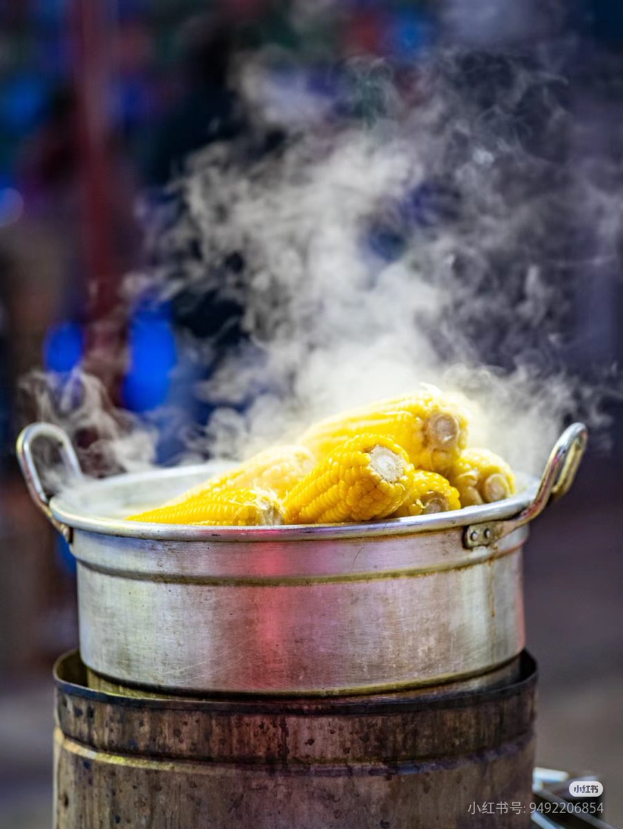 shrif176879's tweet photo. Craving late-night street vibes Hand-pulled noodles topped with spicy chili oil and fresh greens—authentic street food hits different on a busy city night. https://t.co/QW430vMQ71
