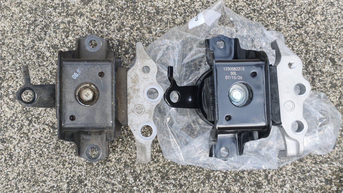 kei7438's tweet photo. ミラココアのエンジンマウント交換
見た目にはわからんけど、押すと確かに硬さが違う https://t.co/1gEaXk9OVx